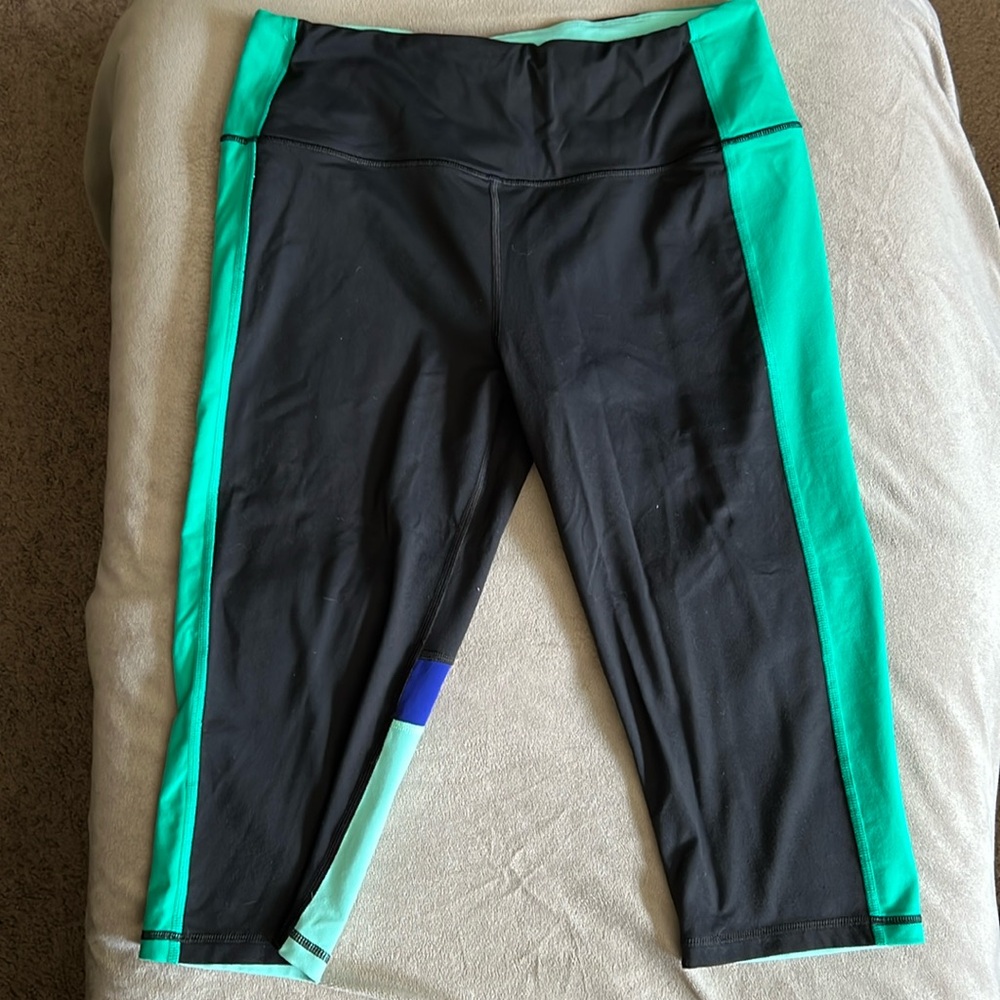 Victoria Secret Sport Capri Leggings. Multi block color size L